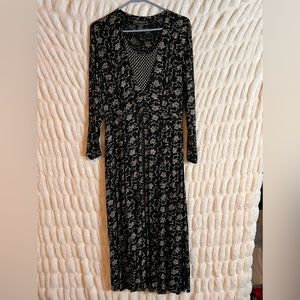 Vintage nostalgia, size small black dress with flowers on it looks new